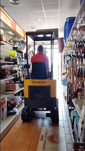 Mini escavadora de motor monocilindrico Diesel de 10hP / . Cazo de 40cm de profundidad. Altura total 2.2m Techo incluido. Incluido voltímetro y contador de horas. 🤎🤎🤎🤎 . Toda la información disponible en nuestra web. vanessayjonathan.com #escavador #escavadora #mini #miniescavadora #garto #diesel #maquina | Vanessa YJonathan