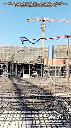 넓은 면적의 건물 바닥 철근 구조물에 콘크리트를 균일하게 도포하는 방법 #worker #process #how_to_pour_concrete #foundation_work
