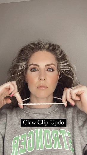 Claw Clip Updo #updo #curlyupdo #hair #hairstyles #easyhair #curlyhairstyle #exploremore #explorepage #viral #krullen #curlyhair #wavyhair #curlytutorials #easyhairstyle #easyhairstyles #curlyhairstyles #curlygirl #trendinghair #hairtutorial #hair #fy | curlykiet