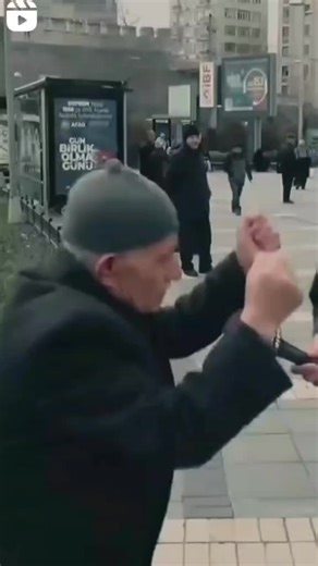 Sinirli Yaşlı Amca ve Sokak Röportajları