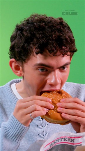 Joe Locke tries Carl's Jr. for the first time 🍔🍟 Watch the Heartstopper star open up about some of his first times here: https://www.youtube.com/watch?v=DT4xqMwOv1A #Heartstopper #JoeLocke #KitConnor #FirstKiss #BehindTheScenes | BuzzFeed Celeb