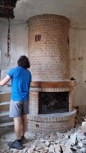 On dit au revoir à notre cheminée aux inspirations de four à pizza 🍕 qui prenait beaucoup (beaucoup) de place dans le futur salon. Un dernier regard… puis bye bye 👋 Plus de lumière, plus d’espace, et une base plus clean pour imaginer la suite. 👉 Vous l’auriez gardée ou pas du tout ? #renovationmaison #demolition #cheminée #chantier #renovation