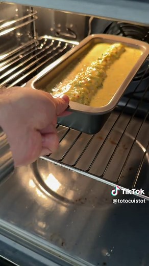 Cake courgettes chèvre 🐐🥒😋 Ce cake il va te rendre complètement chèvre tellement il est bon et en plus il est super simple à réaliser j’te jure tu vas te régaler ! 😮‍💨🤤 Pour réaliser cette recette tu auras besoin de 👇 •1 grosse courgette bien épaisse comme la mienne 🥒 •200g de farine de blé 🌾 •4 œufs de poules élevées en plein air 🐓 •130g de fromage râpé 🧀 •15cl de lait de vache 🥛 •5cl d’huile d’olive 🫒 •2 bûches de chèvre de biquette 🐐 Cuisson 45 min à 180°c 🔥 Bon appétit les ami