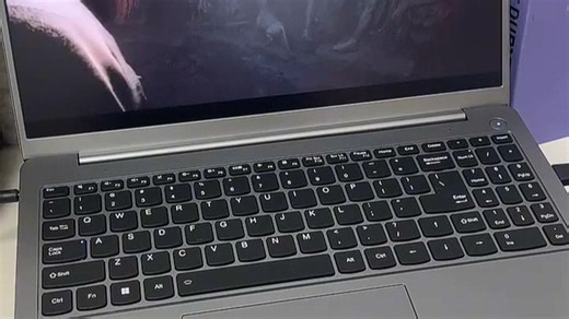 超轻薄本便携手提电脑，仅重1.2kg，轻松放入通勤包，搭载高性能处理器，续航长达12小时，满足办公、学习、追剧多场景需求，开盖即用，秒速唤醒，出差旅行更省心。