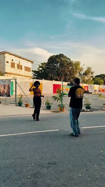 Après chaque tournage/séance on vous emmène dans un coin chic😉🤣❤️. Une collaboration commerciale avec @Diva Glow Hair ❤️ . #shootingphotolome #reels