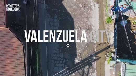 12-wheeler truck, tumagilid dahil sa lubak-lubak na daan! | Reporter’s Notebook Noong Nobyembre 20, 2025, tumagilid ang isang 12-wheeler truck sa Brgy. Ugong, Valenzuela matapos tamaan ang malalalim na lubak, dahilan para bumagsak ang container malapit sa motorsiklong sinasakyan ng pamilya Caballero. Muntik nang ikamatay ng mag-asawa at kanilang anak ang insidente, at hanggang ngayon ay may trauma si Marlon sa mga truck at container van. Sa harap ng ganitong panganib, hanggang kailan titiisin an