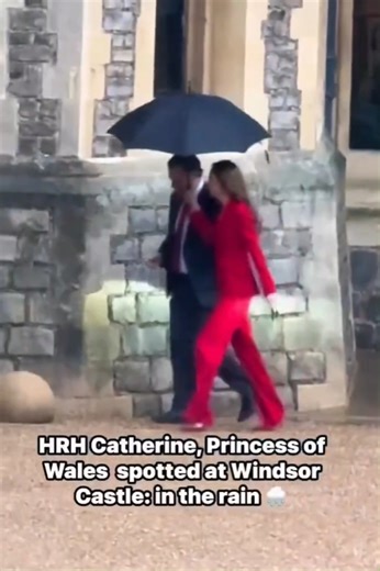 This afternoon, the Princess of Wales arrived at Windsor Castle as it was raining ☔️ 🎥 Marites James #PrincessOfWales #PrincessCatherine #WindsorCastle #RoyalVisit #EnglandWomensRugby #Rugby #RainyDay #RoyalEvents #Inspiration #AlexanderMcQueen #RedOutfit #RedFashion | Catherine, Princess of Wales