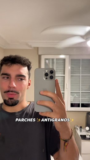 💊 Como farmacéutico, te explico por qué los parches hidrocoloides funcionan tan bien contra los granos 👇 Estos parches crean un ambiente húmedo que ayuda a que la piel se repare más rápido, absorbiendo el exceso de pus y sebo sin resecar. Además, protegen la herida de bacterias y de que la toquemos (que es lo peor que podemos hacer 😅). Resultado: el grano se desinflama antes, cicatriza mejor y deja menos marca. ¿Los has probado alguna vez? 👀 Perfectos para cuando un grano aparece previo a un