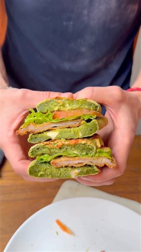 Santiago Repetto on Instagram: "CHIPA MILANGA con pan de chipa de pesto 🥵🍃 #chipa CHIPAMILAMGA un delicioso sandwich de milanesa con pan de chipa con pesto! 😳 #sandwichdemilanesa Vas a necesitar: - Fécula de mandioca 500 gr - Manteca o ghee 100 gr - Queso cáscara colorada (pategras o mar del Plata) 300 gr - Albahaca 1 paquete - Ajo 4 o 5 dientes - Sal 1 cda - Huevos 2 - Leche 1 chorro generoso. (Si te hace falta más ir agregando de a poco para no pasarnos hasta que se forme la masa) ♨️ Cocina