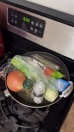 🥕 This Broth Recipe Changed My Cooking! 🍲✨ It’s officially vegetable broth season — and once you try making your own, you’ll never go back to store-bought. 🌿 Rich, aromatic, and full of flavor, this homemade Basic Vegetable Broth adds depth to soups, stews, grains, and so much more. Ingredients: 🥕 2 large carrots, chopped 🥬 2 celery stalks (with leaves), chopped 🧅 1 medium onion, cut into eighths 🧄 3 cloves garlic, crushed 🍅 1 tsp tomato paste 🌿 1 bay leaf ⚫ 5 whole peppercorns 🌱 2 spr