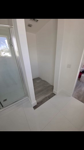 Amazing small walkincloset!#closets #closetflorida #walkincloset #closetmiami #closetideas #closetorganization #closetbaby #drawerorganization #closetdiseño #walkinclosetmiami