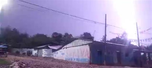 1.5M views · 6K reactions | Tal cual predijeron los expertos, así como tuvimos un caluroso verano y una prolongada sequía, el invierno amazónico será también extremo. Ya en algunas zonas de la región San Martín se están registrando lluvias de fuerte intensidad, acompañadas de vientos fuertes y peligrosas descargas eléctricas, tal como como se puede ver en estas imágenes grabadas en la provincia de Bellavista. | Exitosa Tarapoto | Facebook