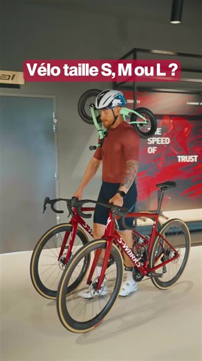 56, 54, 52… S, M, L. Ces chiffres et ces lettres, c'est ce que t'utilises pour choisir la taille de ton vélo. Et c'est aussi ce qui te trompe. Parce qu'un 56 chez Specialized, un 56 chez Trek, un 56 chez Canyon, ça peut être 3 vélos complètement différents. Il n’y a pas vraiment de standard entre les marques. Alors les deux vraies mesures à regarder, celles que même moi je ne connaissais pas avant de bosser avec Specialized, c'est le stack et le reach. Le stack, c'est la hauteur verticale du vél