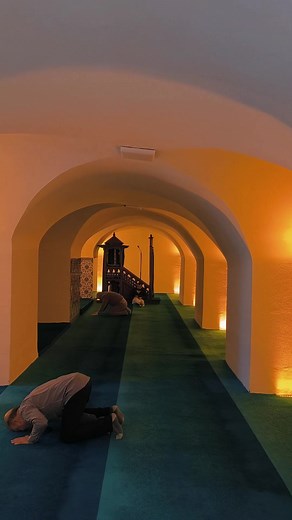 Karaköy’deki Yeraltı Camii, Bizans döneminde (yaklaşık 5.-6. yüzyıl) mahzen olarak inşa edilmiştir. İstanbul’un fethinden sonra, 15. yüzyılda Osmanlılar tarafından camiye çevrilmiştir. Yer altında bulunan bu yapı, hem tarihî kökeni hem de içinde bulunduğuna inanılan sahabe kabirleriyle derin bir maneviyat sunar. Karaköy’s Yeraltı Camii was originally built as a cistern during the Byzantine period (around the 5th–6th centuries). After the conquest of Istanbul, it was converted into a mosque by th