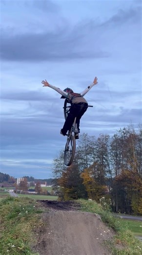 Ultimate Downhill MTB Tuck No Hander Tricks