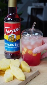 Save this Pineapple Dragon Fruit Refresher and grab a bottle of new Torani Dragon Fruit syrup today 🥝 😍 🍑 🐉 Recipe and 📸: @lilsfitlife https://bit.ly/49qzt5G | Torani
