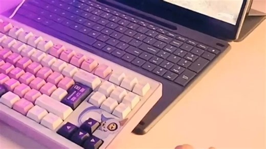 戴尔笔记本电脑运行流畅稳定，轻薄便携，适合办公与学习场景，开机快散热好，续航表现优秀，轻松应对日常使用需求。