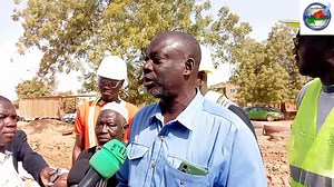 Le do-nou est une méthode japonaise de construction et de réparation des routes. Cette technique est expérimentée au Burkina Faso dans l'arrondissement 9 de Ouagadougou à l'occasion de la mise en œuvre de l'initiative présidentielle. Dans la matinée de ce jeudi 22 février 2024, le ministère en charge des Infrastructures a effectué une visite terrain afin de constater l'avancée des travaux. | faso-actu.net