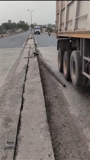 बड़ी घटना होने से बचाए | Kudarat ka kanoon #trending #humanity #viral #helping #help #subhashhelp