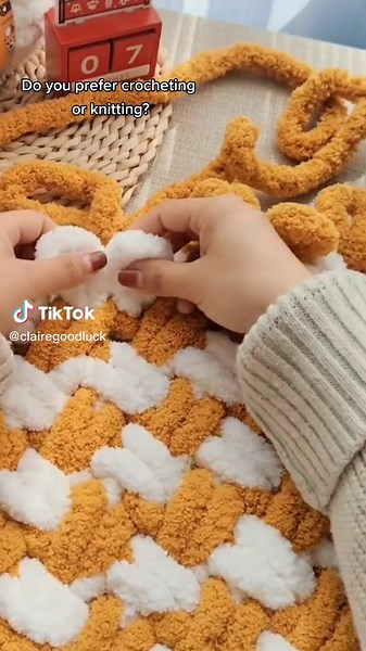 Crocheting vs Knitting: Which is Your Favorite?