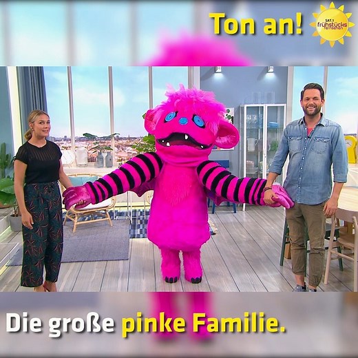 Heute hat ein pinkes Flauschmonster von The Masked Singer Germany bei Alina Merkau und Matthias Killing für Kuscheleinheiten gesorgt. #pinklove #istdasflauschig | SAT.1 Frühstücksfernsehen