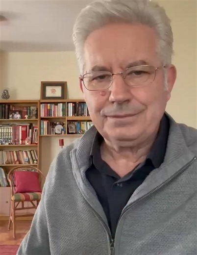 «Κλαίει ο Όλυμπος θρηνεί…» Ένα τσάμικο τραγούδι της Ρούμελης, ζωντανά και ακαπέλα από τον Θεόφιλο, που μας θυμίζει πως τα χρόνια περνούν και τα νιάτα φεύγουν, όμως κάθε ηλικία έχει τη δική της ομορφιά και αξία. Τα γηρατειά δεν είναι μόνο νοσταλγία· είναι εμπειρία, σοφία και ευλογία ζωής. Παρακολουθήστε τη ζωντανή εκτέλεση και αφήστε τη μουσική να σας ταξιδέψει. | Θεόφιλος Κολοτούρος