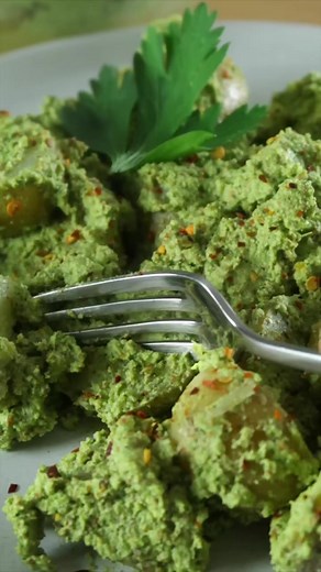 Parsley Potatoes go well with just about any dish that you want to serve them with! 💚 🥔 Recipe: https://plantbasedonabudget.com/almond-parsley-potatoes/ #potatoes #parsley #vegan #recipeshare #sidedishrecipes #budgetfriendly | Plant-Based on a Budget