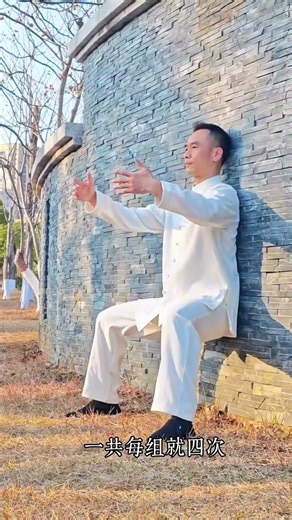 Wall squat Not only strengthens the thighs but also serves as an invisible armor for the k