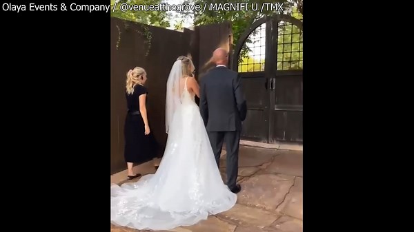 28K views · 202 reactions | SO SWEET! Touching video of a father comforting a teary bride before they walked down the aisle in Phoenix was shared by the bride's venue on Instagram.  https://bit.ly/3wvK2DL | WFLA News Channel 8 | Facebook