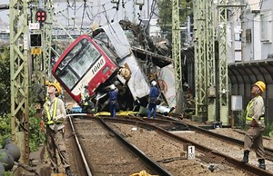 जापान: तेज रफ्तार ट्रेन ने ट्रक को मारी टक्कर, हादसे में एक की मौत, 30 घायल