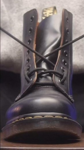 How to lace your boots (Ladder lacing)