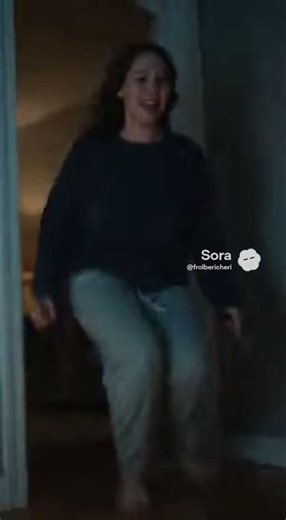 倒れたタンスから赤ちゃんを守る犬