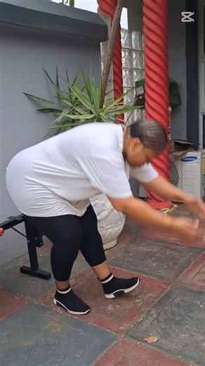 Here’s why stretching before a run is super important (and kind of magical): 1. Wakes up your muscles Stretching sends a little memo to your legs: “Hey team, we’re about to run!” It activates the muscles you’ll use and gets them ready for the movement. 2. Increases flexibility Think of your muscles as rubber bands. Flexible bands stretch beautifully. Stiff ones snap. Stretching keeps you in the flexible zone. 3. Improves blood flow It boosts circulation, giving your muscles more oxygen. That mea