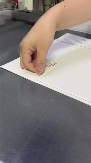 How to turn flat cardboard into a folding box？