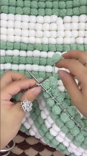 Chunky Yarn Blanket Tutorial 💤 | Easy Crochet Blanket for Beginners 🧵✨ #crochet #blanket #shorts