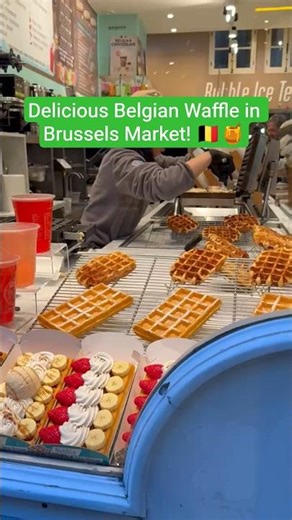 Delicious Belgian Waffle in Brussels Market! 🇧🇪🍯#BelgianWaffle #BrusselsMarket #BelgiumEats #brussel