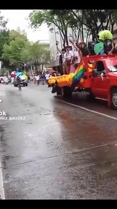 🏳️‍🌈📉 ¡SE CAYÓ… PERO NO EL ORGULLO! Durante la marcha del orgullo en #Guadalajara, un participante fue tan intenso en su celebración… que terminó caído del cielo… o más bien del vehículo en movimiento. 😅💥 Afortunadamente solo fue el susto y un raspón al ego, porque el valiente se levantó y siguió desfilando con más orgullo que equilibrio. La caída fue fuerte, pero su espíritu… INQUEBRANTABLE. #Guadalajara #MarchaDelOrgullo #SeCayóPeroConEstilo | Hidalgo Noticias Alerta