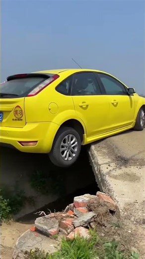 A Female Intern Driver Encountered Two Cars On A Narrow Road #automobile #accident