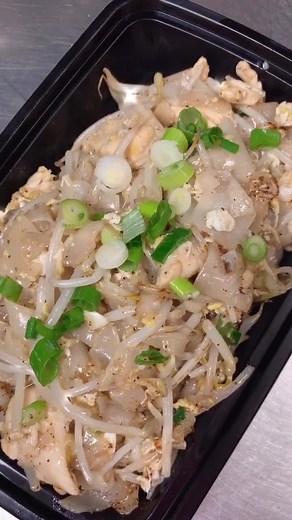 In for the noodz 🥢 #fyp #foryou #foryoupage #thaifood #thairecipe #cooking #foodlover #noodles #asianfood #food