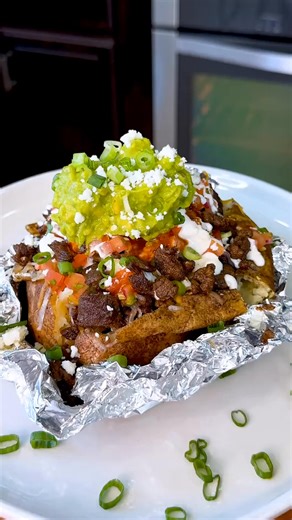 #MaggiPartner Carne Asada Baked Potato. Made with @maggiusa Jugo for that rich, bold flavor that brings it all together. It’s giving comfort food with a summer twist—what would you top yours with? #MaggiUSA #loadedbakedpotato #carneasada #comfortfood #easyrecipe #recetafacil #summerfood CARNE ASADA LOADED POTOTAO INGREDIENTS: For the potatoes: ► 4 potatoes ► Olive oil ► Salt and pepper to taste For the carne asada: ► 1 1/2 lbs. skirt steak ► 1 tsp salt ► 1 tsp garlic powder ► 1 tsp onion powder 