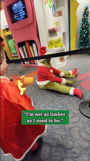 Grinch Demonstrates a Poop and Scoot | Hilarious Grinch Meet at Universal Studios Florida