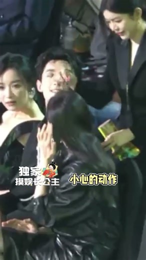 Michelle Chen even got up to remove the ribbon from Song Jia's head! What a sweet-hearted sister!...