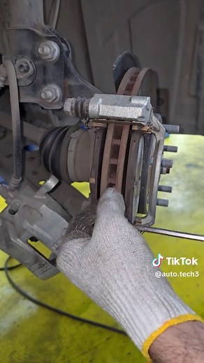 Instalación de pastillas de freno delanteras en Changan