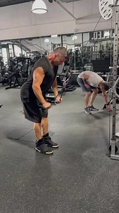 One of those absolute essentials for big ARMS 💪🏼 When I do This basic exercise for triceps, I focus on : • postural alignment of entire body (not just the form of the exercise) • correct breathing pattern (exhaling as I press down and inhaling into fully activated core as the arms go up) • full range of motion in each rep • presence within the body at all times (not thinking but feeling the Tricep activation and all body simultaneously) • I also don’t count Reps but it’s a personal choice. I j