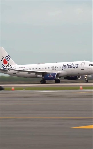 JetBlue Airways Airbus A320-232, specifically aircraft N586JB nicknamed "I ❤️ Blue York".