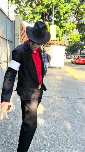 Michael Jackson paseando