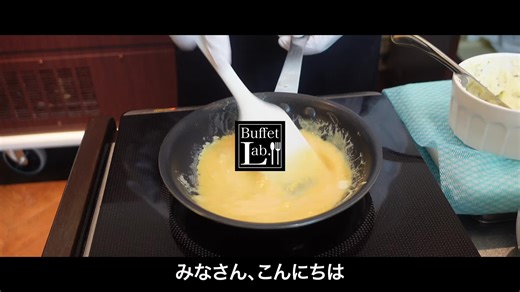 東京駅直結の「東京ステーションホテル」の朝食ビュッフェに行ってきました！こちらのビュッフェは宿泊者限定のビュッフェなんですが、今回は特別に行ってきました！ トリュフ塩が香る絶品オムレツや、とろとろのエッグベネディクト、ホテルメイドの焼きたてパン、そして季節のフルーツやスイーツまで。どれも一皿一皿丁寧に作られていて、朝から幸せな気分が味わえました！ 東京駅の喧騒を忘れさせてくれるクラシックで落ち着いた空間で、優雅な朝のひとときを過ごせるこのビュッフェ。自分へのご褒美や、特別な日の朝食にもぴったりです。 また宿泊者でなくても行けるレストランにも行ってきました！フルーツやオードブル、そしてパンなど豪華な朝ごはんが食べられてこちらも幸せ！予約も可能なので、ぜひ概要欄で見てみてくださいね！ 📍店舗情報 東京ステーションホテル（JR「東京駅」直結 丸の内南口） 🕐訪問時期：2025年6月 ※本動画はプロモーションが含まれています。 ※アフィリエイトリンクを使用しています。 ▼予約はこちら https://www.ozmall.co.jp/countprogram/entry/?affiliat