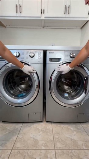 Left vs Right: The Ultimate Washing Machine Clean-Off! 🧼✨#CleaningHacks #Satisfying#lifehacks