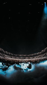 “Gone Away” live in Paris, accompanied by 40,000 lights 💡 🇫🇷 ⚡ | The Offspring