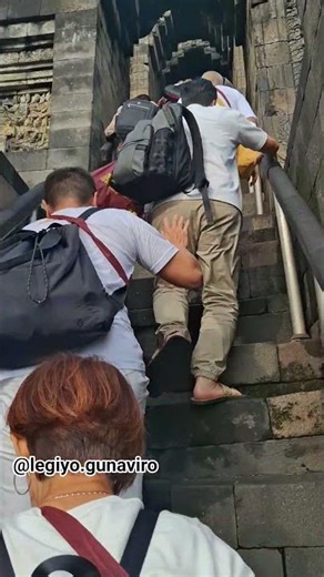Menuju Puncak Candi Borobudur
